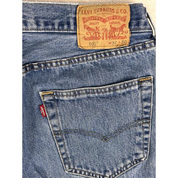 Levi's Mens 501 32x30 Original Straight Fit Jeans Med Wash Waterless Button Fly - Picture 6 of 7